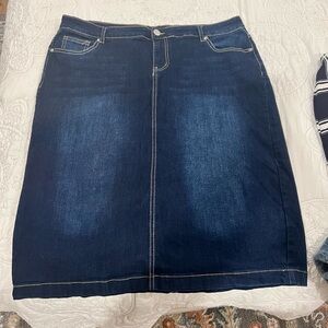 Denim skirt like new. Size 2XL
